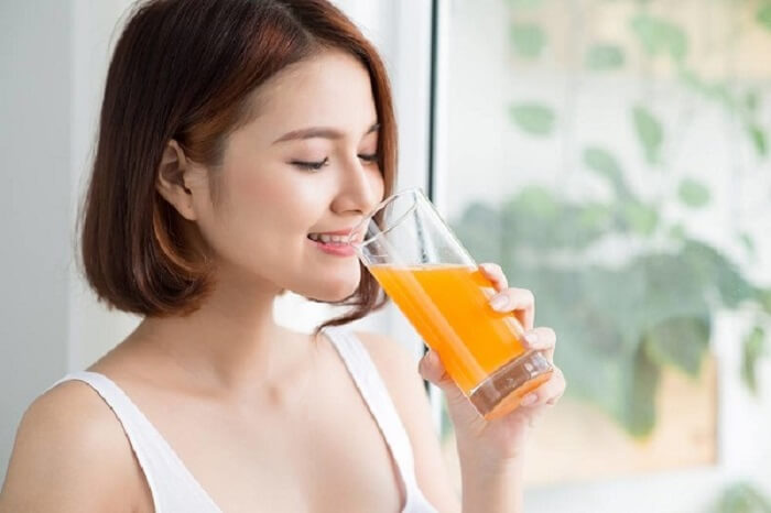 Nên uống nước cam vào buổi sáng trước khi ăn