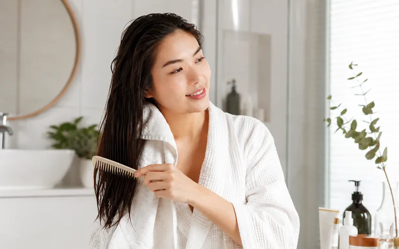 Trong 30 ngày đầu, nên giảm nhiệt, giảm hóa chất và chăm sóc tóc nhẹ nhàng để hạn chế rụng thêm.
