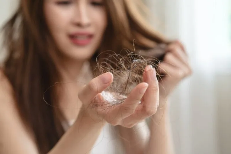 Rụng tóc cần được quan sát đúng cách trước khi chọn dầu gội, serum hay phương pháp điều trị phù hợp.
